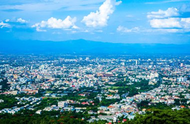 Şehir manzarası mavi gökyüzü ve Chiangmai bölgesi Tayland bulutları.     