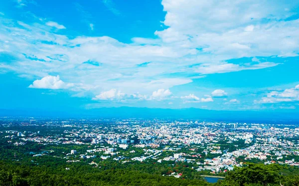Şehir manzarası mavi gökyüzü ve Chiangmai bölgesi Tayland bulutları.     