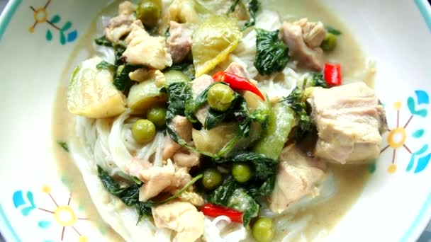 Curry Verde Tailandés Está Cubriendo Fideos Arroz Tailandeses Plato Comida — Vídeo de stock