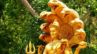 Huy Tung Tho gölündeki Vishnu heykeli, Tayland Chiangmai eyaleti