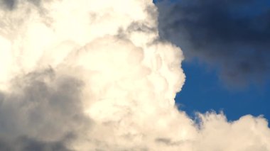 Akşamları, Tayland 'ın Chiangmai bölgesinde yoğun bulutlar yavaş hareket ediyor..