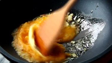 Tavada çırpılmış yumurta pişiriyorum, Chiangmai Tayland 'da..