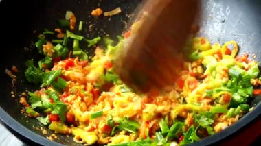 Tavada çırpılmış yumurta pişiriyorum, Chiangmai Tayland 'da..