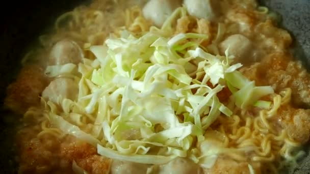 Kochen Von Nudeln Mit Kohl Topf Der Tür Chiangmai Thailand — Stockvideo