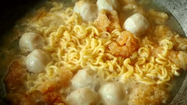 Βράζει Noodles Κεφτέδες Κατσαρόλα Στην Πόρτα Chiangmai Ταϊλάνδη — Αρχείο Βίντεο
