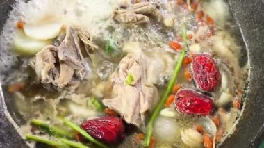 Kapıda, Chiangmai Tayland 'da tavuk çorbası pişirmek..