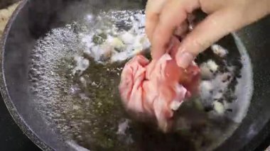 Kapıda, Chiangmai Tayland 'da tavuk çorbası pişirmek..