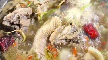 Kapıda, Chiangmai Tayland 'da tavuk çorbası pişirmek..