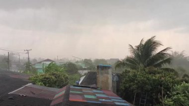 Tayland 'ın Chiangmai bölgesindeki kırsal köyde yağmur fırtınası var..