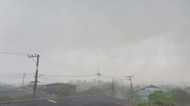 Tayland 'ın Chiangmai bölgesindeki kırsal köyde yağmur fırtınası var..