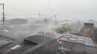 Tayland 'ın Chiangmai bölgesindeki kırsal köyde yağmur fırtınası var..