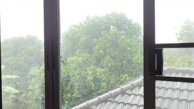 Pencereden yağmur manzarası, Chiangmai Tayland.