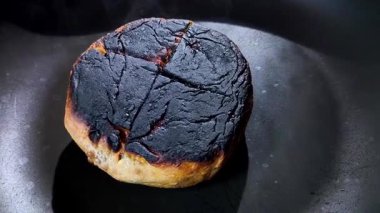 Tavada yanmış ekmek, kapalı alanda Chiangmai Tayland.