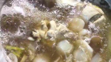 Tencerede tavuk çorbası, kapalı alanda Chiangmai Tayland.