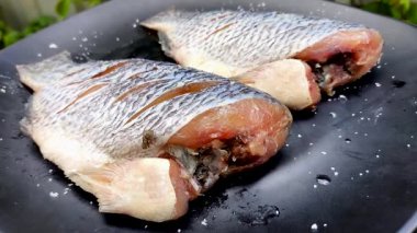 Tabakta güneşte kurutulmuş Tilapia balığı, açık havada Chiangmai Tayland.