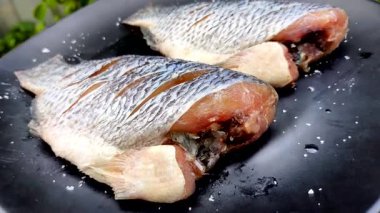 Tabakta güneşte kurutulmuş Tilapia balığı, açık havada Chiangmai Tayland.