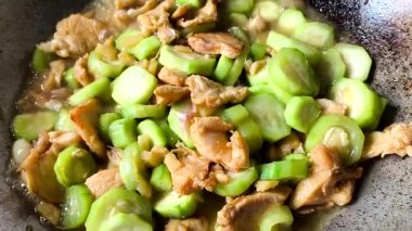 Tavada kızartılmış su kabağını karıştır