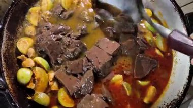 Tavada kırmızı köri pişiriyorum.