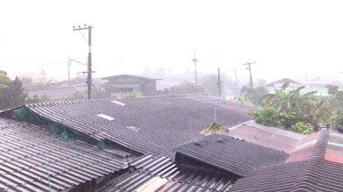 Evlerin çatılarına yağmur yağıyor, Chiangmai Tayland.