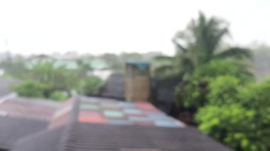 Evlerin çatılarına bulanık yağmur yağıyor, Chiangmai Tayland.