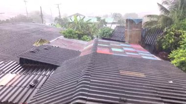 Evlerin çatılarına yağmur yağıyor, Chiangmai Tayland.