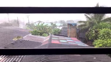 Evlerin çatılarına yağmur yağıyor, Chiangmai Tayland.