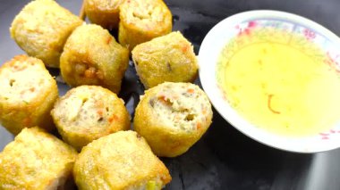  Kızarmış tavuk eti tabakta, Chiangmai Tayland 'da..