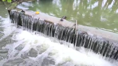 Su, Weir 'da, Chiangmai Tayland' da akıyor..