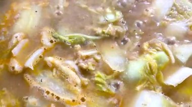 Yeşil papayalı ve Çin lahanalı ekşi çorba pişiriyorum, Chiangmai Tayland 'da.