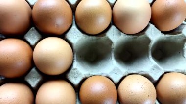 Yumurtaları yumurta tepsisine koyuyorum, Chiangmai Tayland 'a..