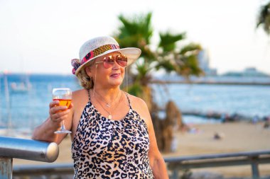 Marinada Yatların Kokteylinden Hoşlanan Zarif Olgun Kadın