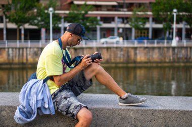 Kaptan ve Güneş Gözlüklü Adam Şehir Anlarını Kameraya Çekiyor