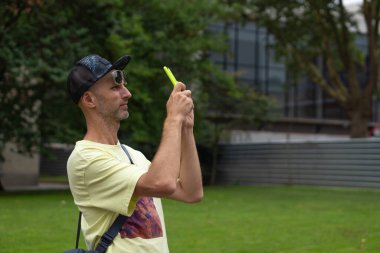 Kaptan ve Güneş Gözlüklü Adam Şehir Anlarını Kameraya Çekiyor