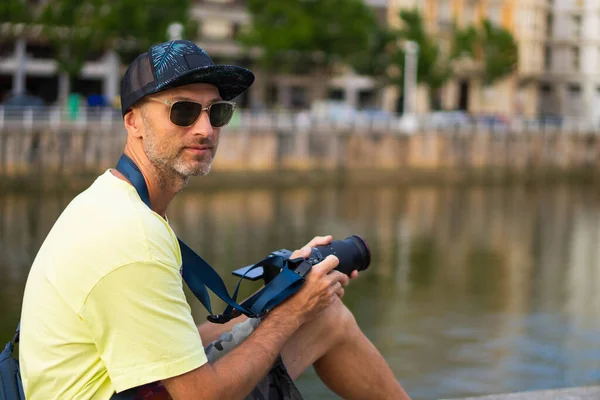 Man Cap Sunglasses Capturing City Moments Camera — Stock Photo, Image