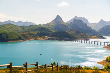 Görkemli Tepeler ve Azure Gölü: Dağ Sularının Büyüleyici Güzelliği