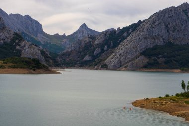 Görkemli Tepeler ve Azure Gölü: Dağ Sularının Büyüleyici Güzelliği