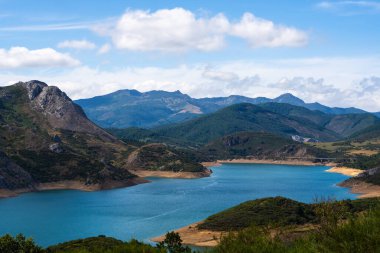 Görkemli Tepeler ve Azure Gölü: Dağ Sularının Büyüleyici Güzelliği