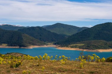 Görkemli Tepeler ve Azure Gölü: Dağ Sularının Büyüleyici Güzelliği