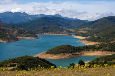 Görkemli Tepeler ve Azure Gölü: Dağ Sularının Büyüleyici Güzelliği