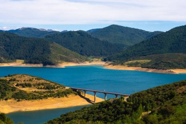Görkemli Tepeler ve Azure Gölü: Dağ Sularının Büyüleyici Güzelliği