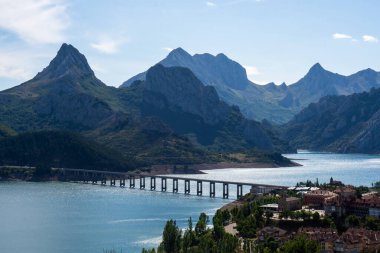 Görkemli Tepeler ve Azure Gölü: Dağ Sularının Büyüleyici Güzelliği