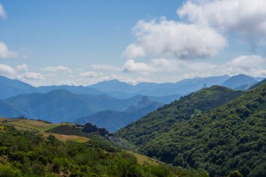 Uzun Dağlar, Beyaz Bulutlar ve Yeşil Çayır: Güzel Manzara