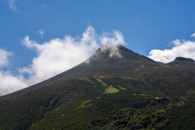 Uzun Dağlar, Beyaz Bulutlar ve Yeşil Çayır: Güzel Manzara