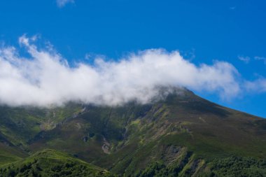 Uzun Dağlar, Beyaz Bulutlar ve Yeşil Çayır: Güzel Manzara