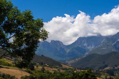 Uzun Dağlar, Beyaz Bulutlar ve Yeşil Çayır: Güzel Manzara