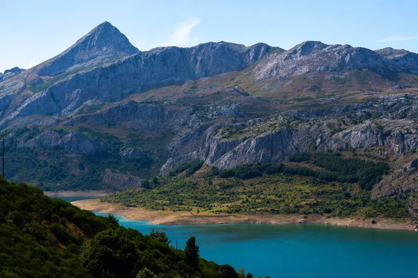 雄伟的山峰与碧绿的湖水 迷人的山水美景 — 图库照片