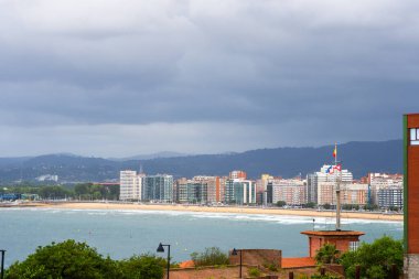 Resimli Deniz Kenarı Kasabası: Güneşli Bir Gün 'de Okyanus Tarafından Güzel Evler