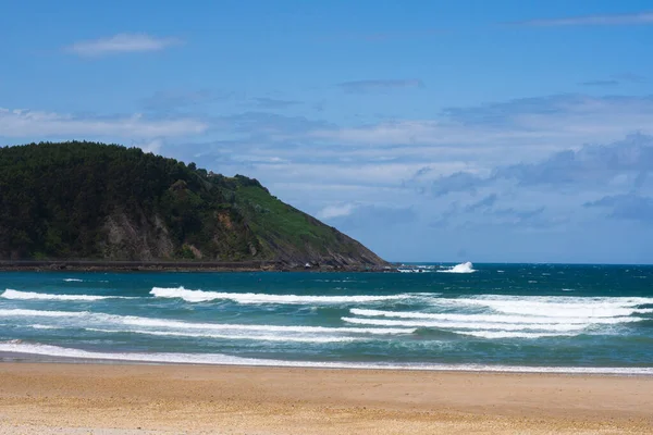 Praia Ensolarada Com Ondas Ponto Perfeito Para Surf Relaxamento — Fotografia de Stock