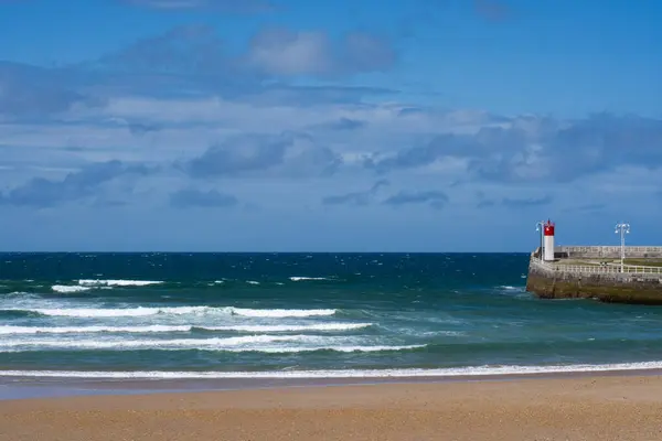 Słoneczna Plaża Falami Idealne Miejsce Surfing Relaks — Zdjęcie stockowe