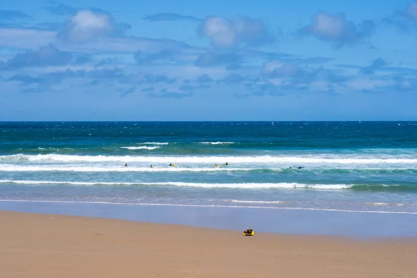 波のある晴れたビーチ サーフィンとリラクゼーションのための完璧なスポット — ストック写真